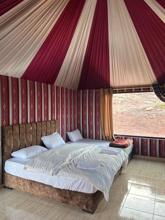 Giường trong phòng chung tại Julia Rum Luxury Camp Bubbles