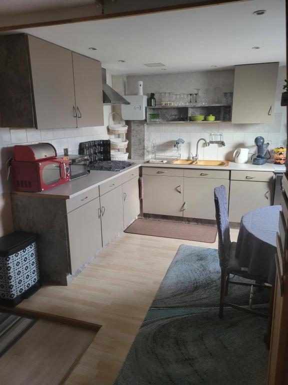 Kuchyň nebo kuchyňský kout v ubytování Chambres de Fabienne