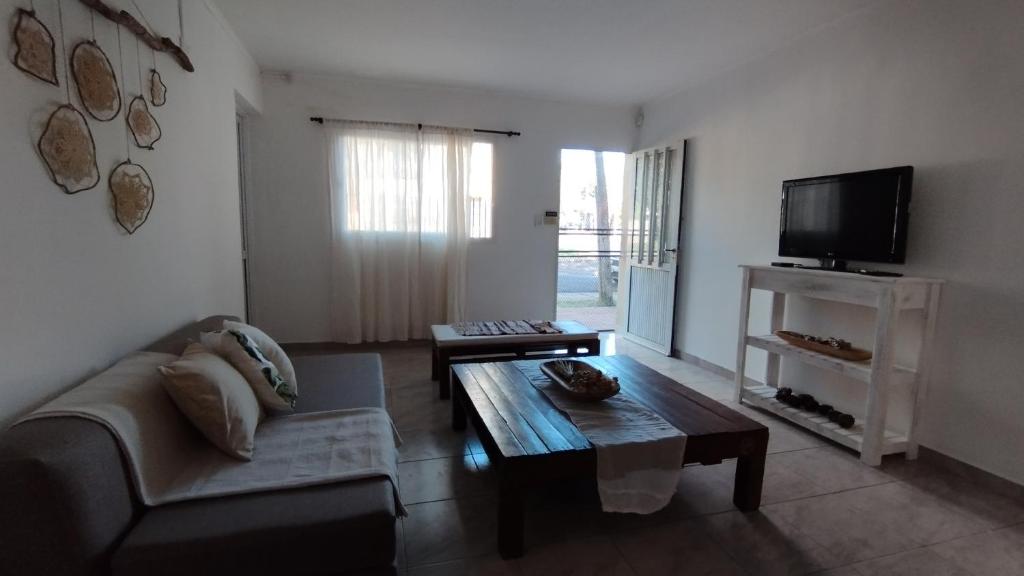 uma sala de estar com um sofá e uma mesa de centro em Casa para 6 y 1 garaje - Yerutí em Posadas