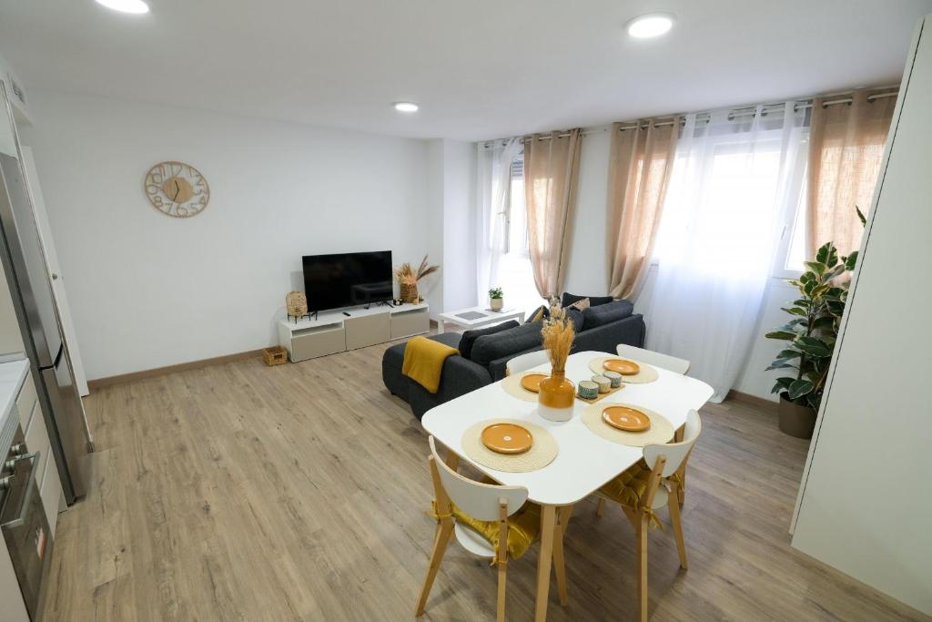 uma sala de estar com uma mesa e um sofá em 0B PlusUltra piso de 1 dorm em Alicante
