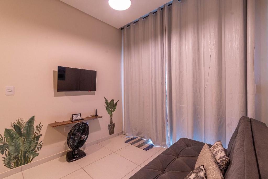 TV a/nebo společenská místnost v ubytování Flats Mar'Bella Seu Refúgio no CARIBE BRASILEIRO 100M Praia Maragogi com Varanda, WiFi, ArCond, Cozinha e ESTACIONAMENTO