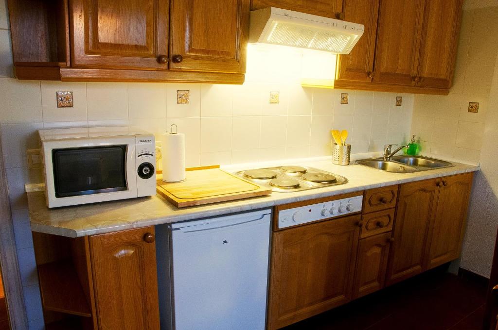 A kitchen or kitchenette at Al Viento, Alojamiento & Turismo Rural Prádena del Rincón