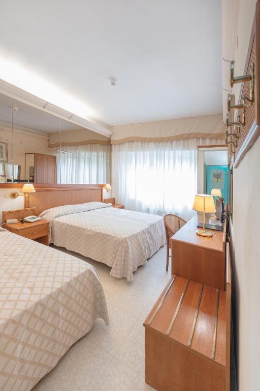 Postel nebo postele na pokoji v ubytování Hotel Numana Palace