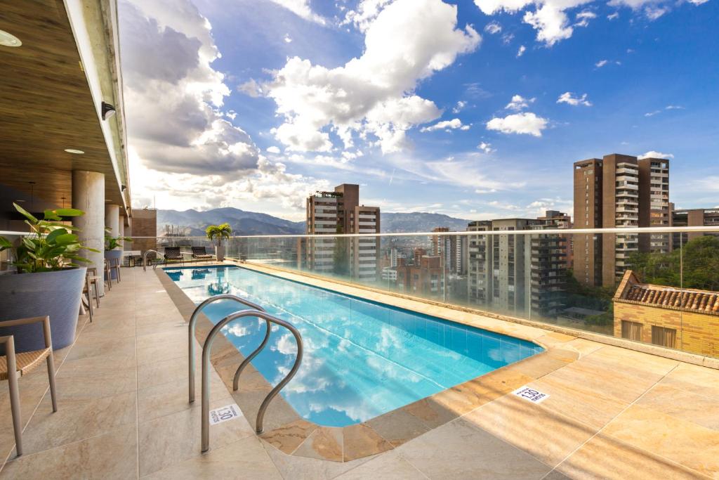 una piscina en la azotea de un edificio en Soul Lifestyle Hotel en Medellín