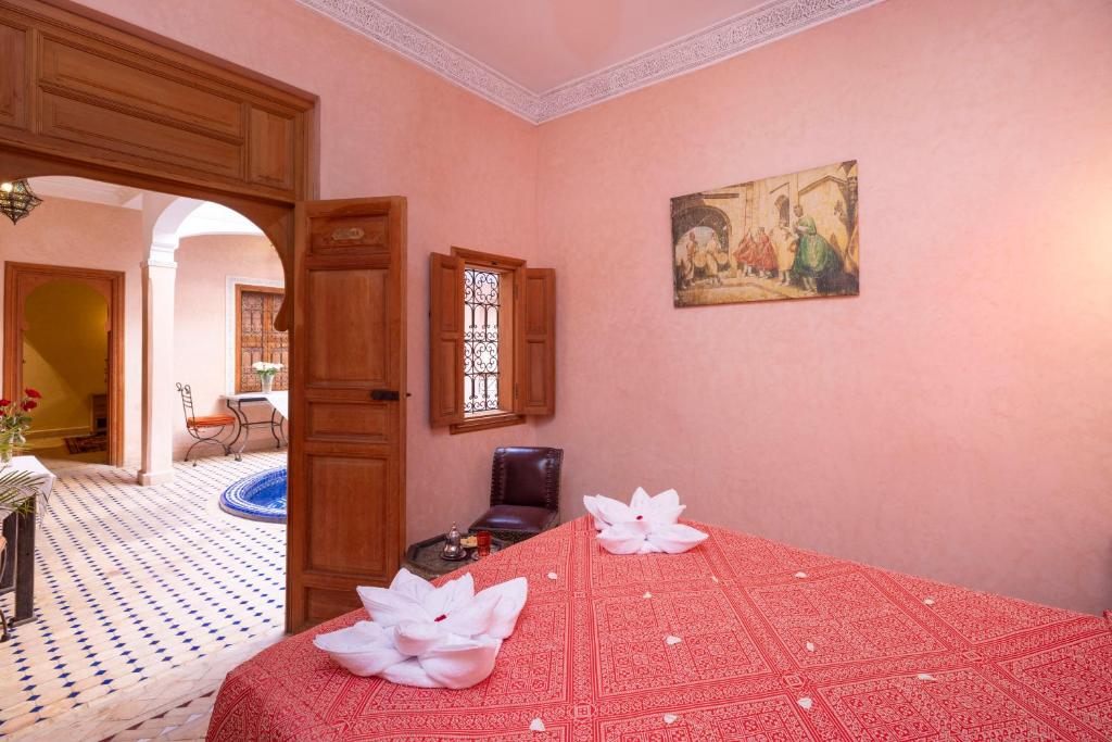 Postel nebo postele na pokoji v ubytování Riad Arbre Bleu