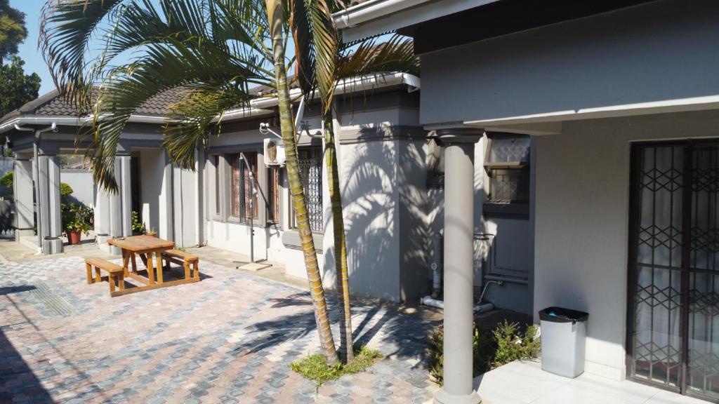 Enhle Bed and Breakfast - Triple Room
