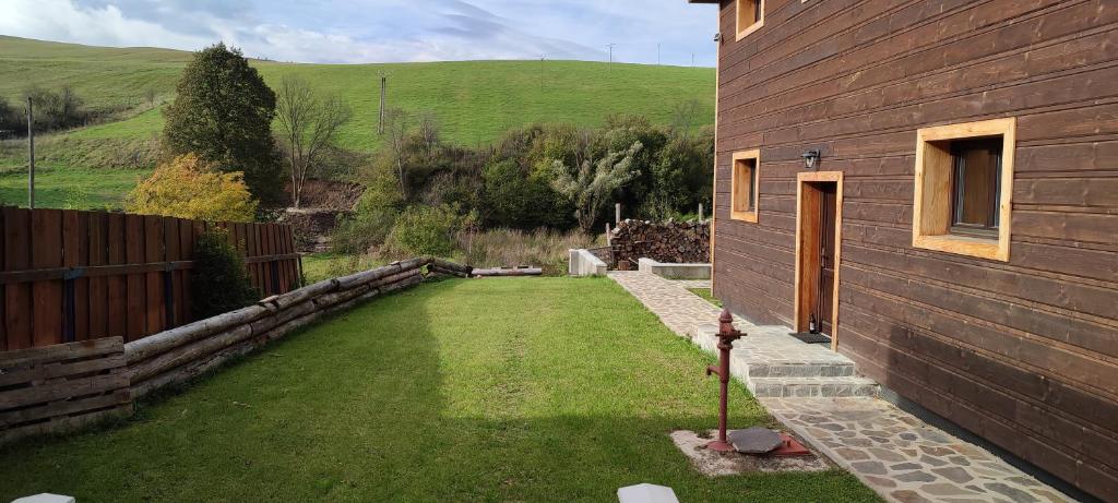 a backyard with a grassy yard next to a house at Vila Havka in Havka