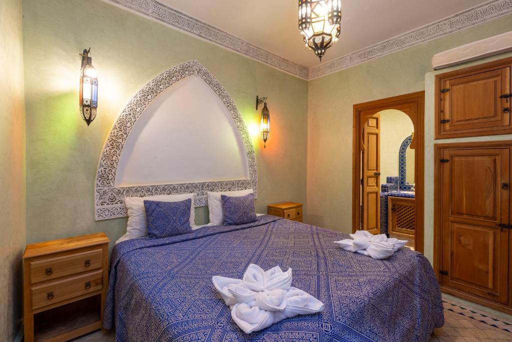 Postel nebo postele na pokoji v ubytování Riad Arbre Bleu