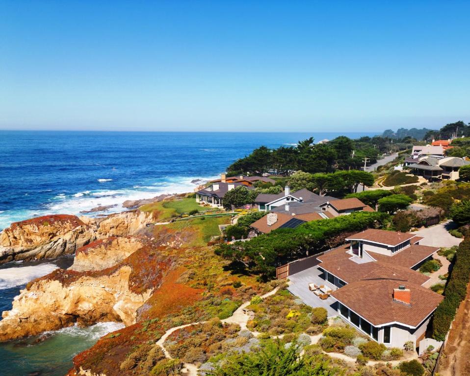 eine Luftblick auf einen Strand mit Häusern und das Meer in der Unterkunft 3906 Ocean's One Eleven home in Carmel