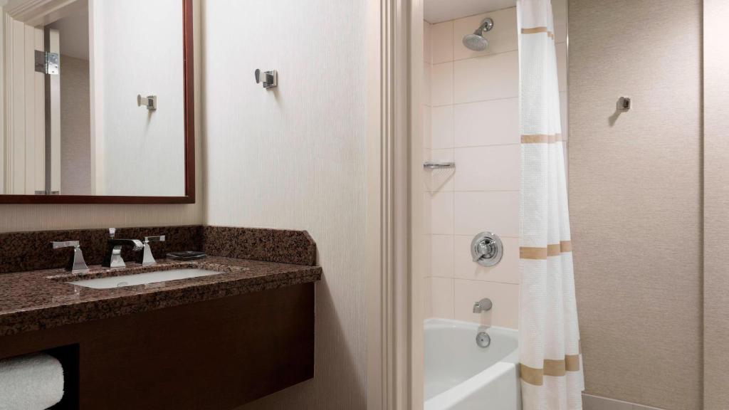 Cleveland Marriott Downtown at Key Tower - King Suite Met één Slaapkamer Met Een Bankje