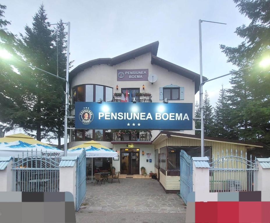 un bâtiment avec un panneau indiquant feminismemia bologna dans l'établissement Pensiunea & SPA Boema Ploiesti, à Ploieşti