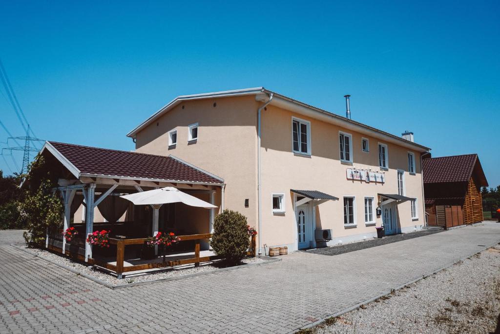 Budova, kde se penzion – hostinec nachází