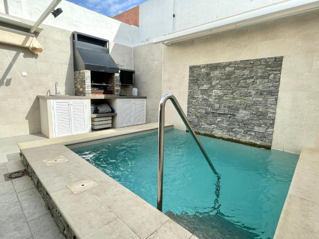 una piscina con ducha en una casa en Casa El Patio, en Chiclana de la Frontera