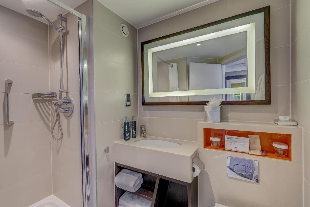 DoubleTree by Hilton London Ealing - Deluxe Twin Room