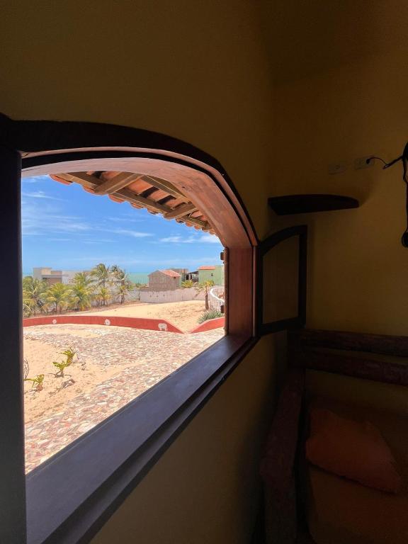 una ventana en un tren con vistas al desierto en Pousada Akronos en Canoa Quebrada