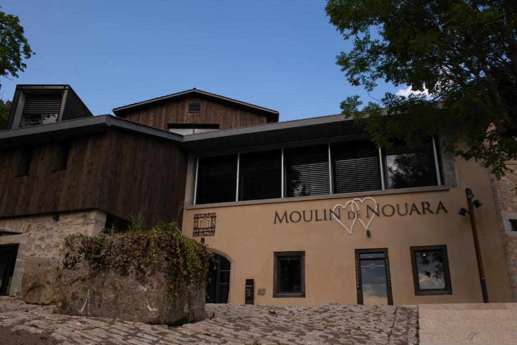 un edificio con la montaña de Moomma en él en Le Moulin de Nouara en Ambert