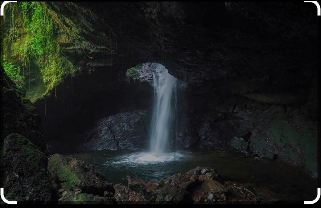 a waterfall in the middle of a cave at Cabaña y temazcal Mastai in Jardin