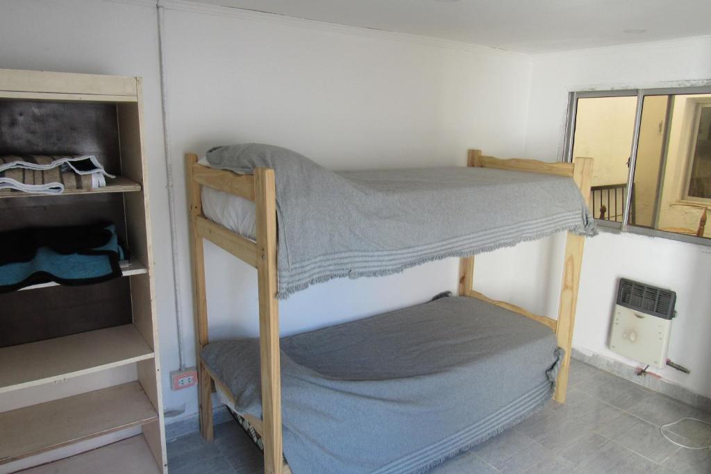 1 dormitorio con 2 literas en una habitación en De Raiz en Mar del Plata