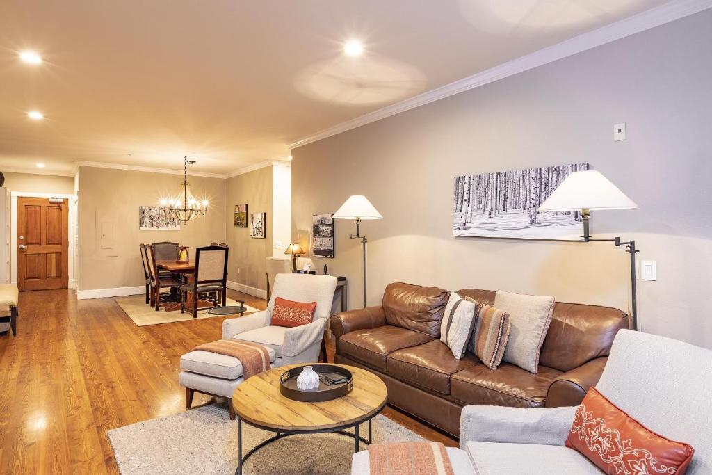 ein Wohnzimmer mit Sofa und Tisch in der Unterkunft River Club 105 by Alpine Lodging Telluride in Telluride