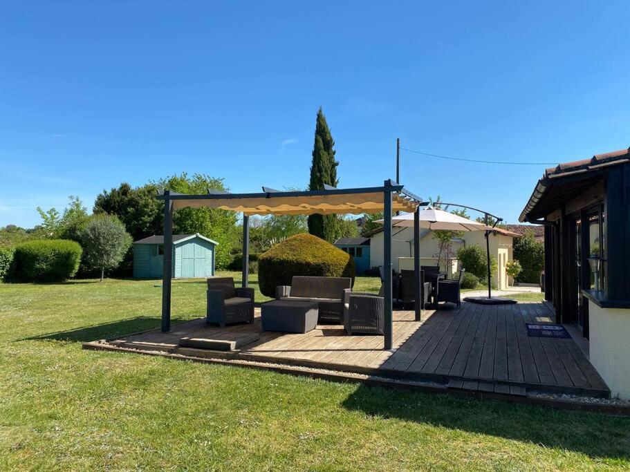 Κήπος έξω από το Le Petit Coin with pool, near Aubeterre sur Dronne