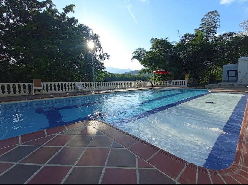 a large swimming pool with at Hotel Campo Campestre La Coqueta in Santa Fe de Antioquia