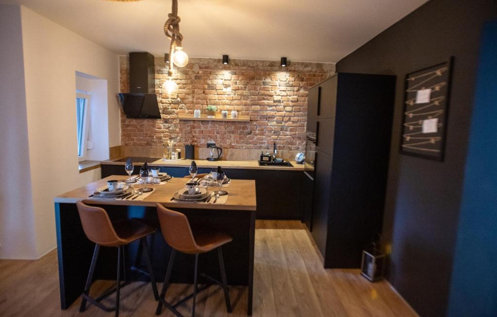 uma cozinha com uma grande ilha no meio de uma sala em Apartman Matea em Slavonski Brod
