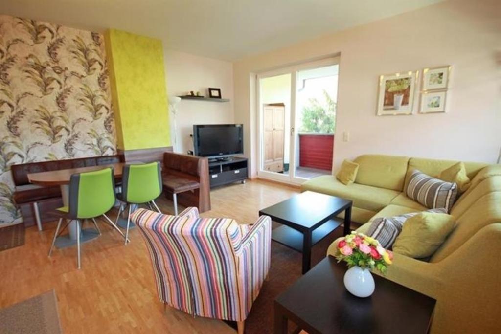 ein Wohnzimmer mit einem Sofa und einem Tisch in der Unterkunft Apart 15 by Alpenidyll Apartments in Schladming