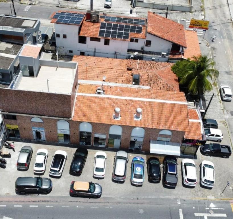 una vista aérea de los coches estacionados en un estacionamiento en GVR Praia Hostel, en João Pessoa