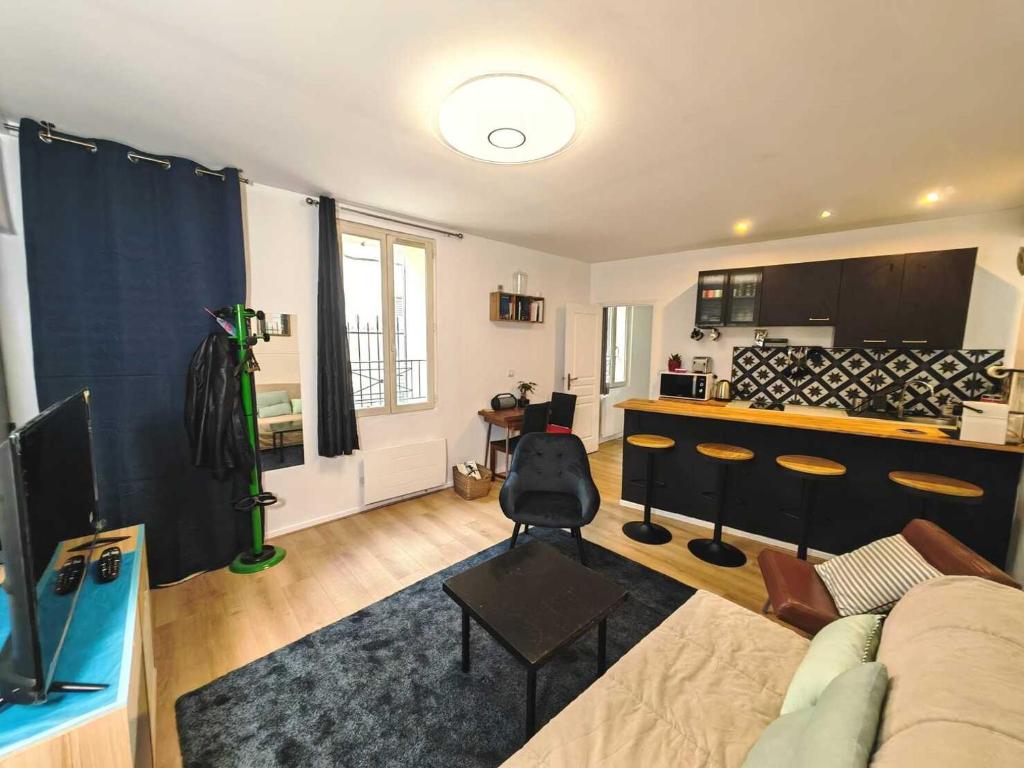 ein Wohnzimmer mit Sofa und Tisch in der Unterkunft 3 Pièces à Saint-Ouen (Métro 13/14) in Saint-Ouen