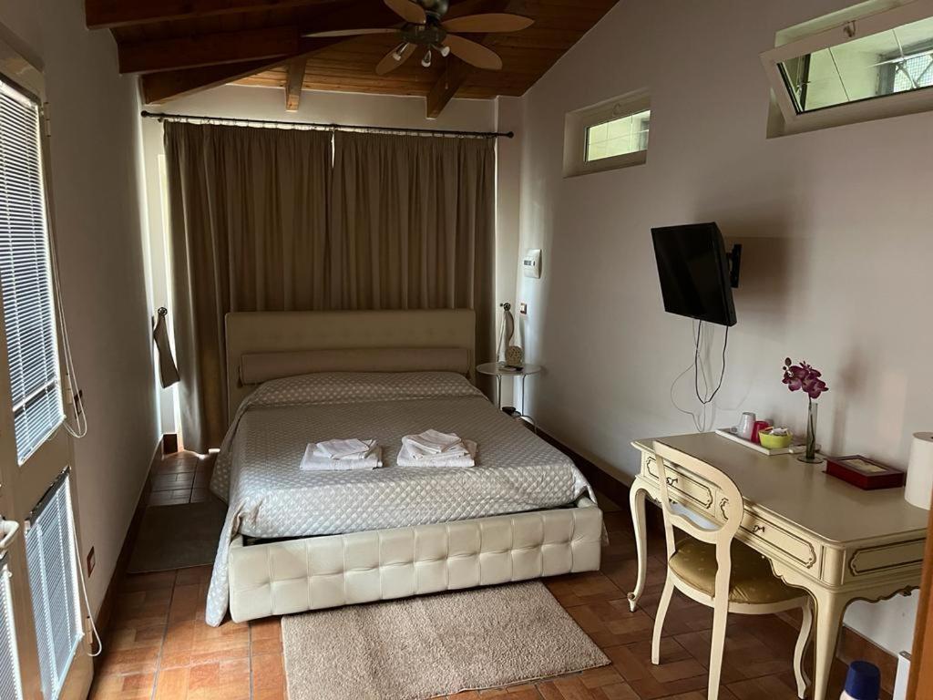 a small bedroom with a bed and a desk at L'Approdo 2 in Casalnuovo di Napoli