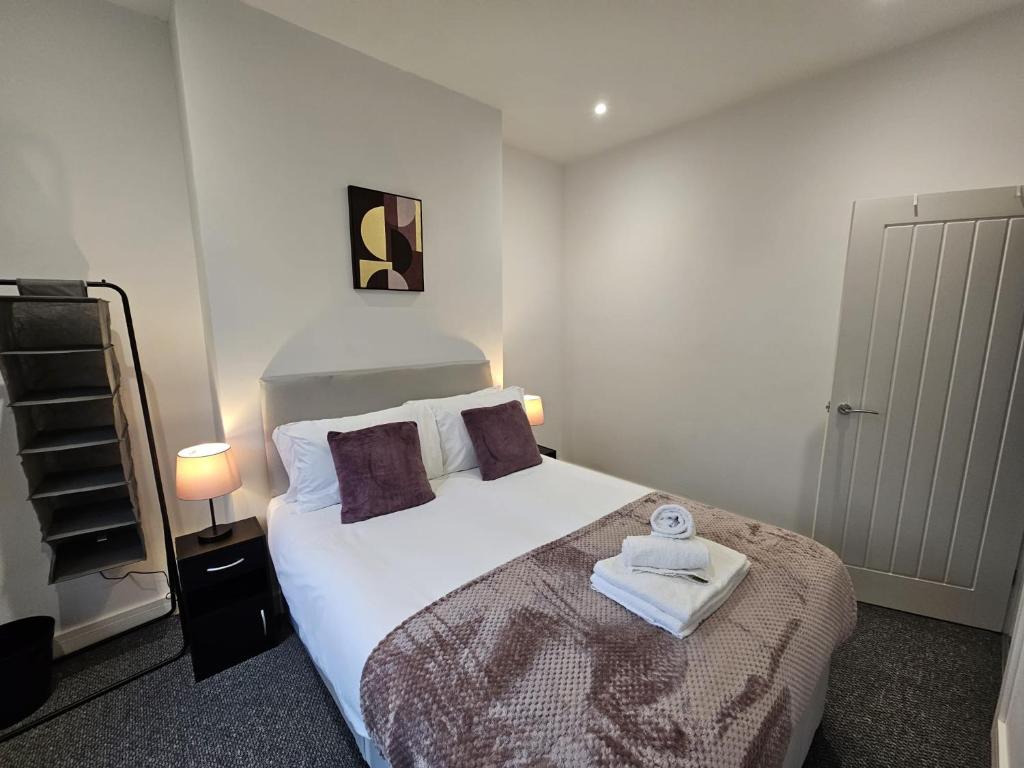 een slaapkamer met een bed met een handdoek erop bij 16 Newcastle street by Prestige Properties Serviced Accommodation in Roose