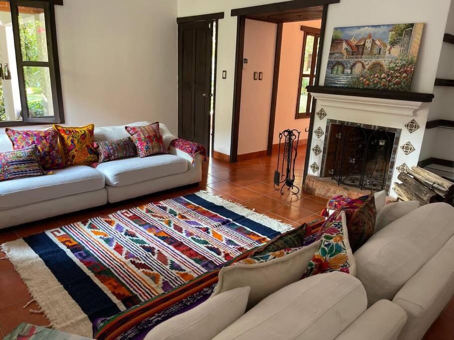 sala de estar con 2 sofás y chimenea en THE VIEW HOUSE- Antigua Guatemala Toda La Casa, en Antigua Guatemala