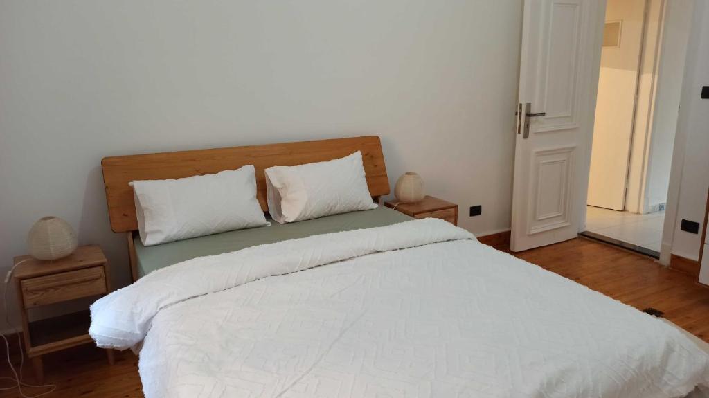 Postel nebo postele na pokoji v ubytování Dokki I Madina Apt I 2min to Nile