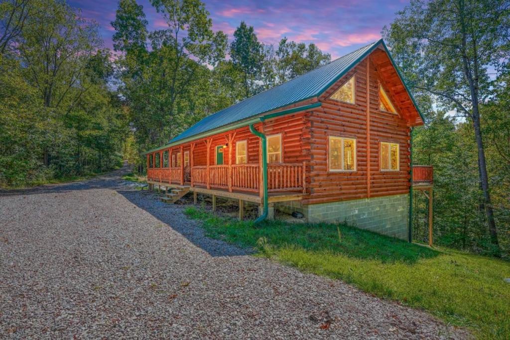 Nelsonville的住宿－Seven Pines Cabin - Secluded in Hocking Hills，树林里的小木屋,有砾石车道