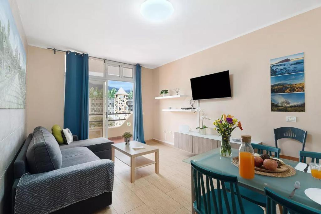 TV a/nebo společenská místnost v ubytování Apartamento Marina Palace Playa Paraiso