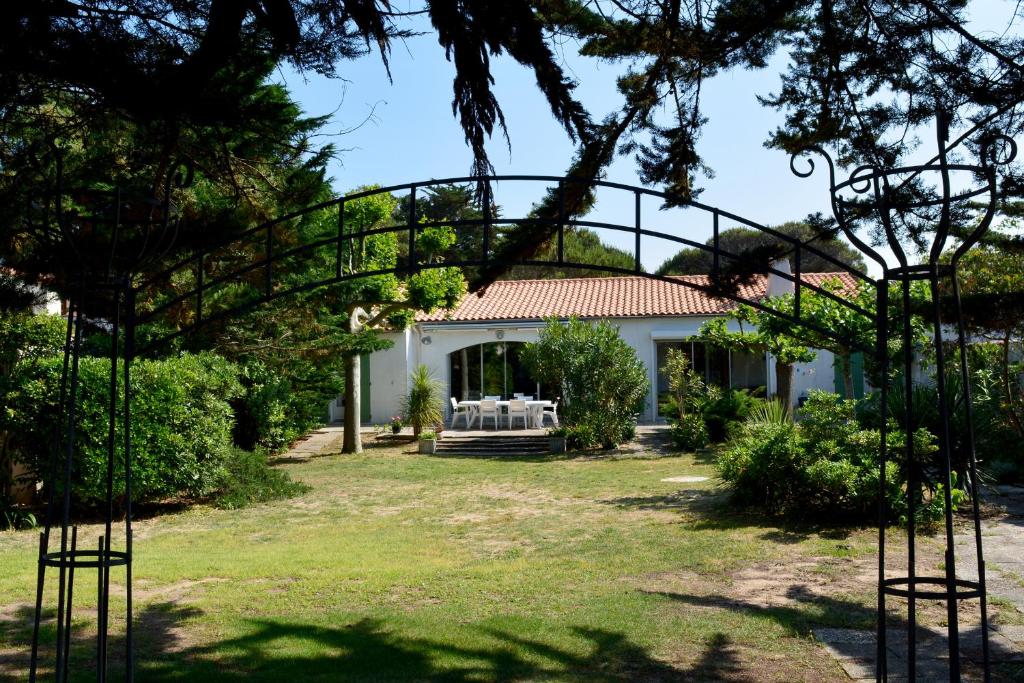 uma vista para a casa a partir do jardim em Ravissante Villa en bord de plage aux Grenettes em Sainte-Marie-de-Ré