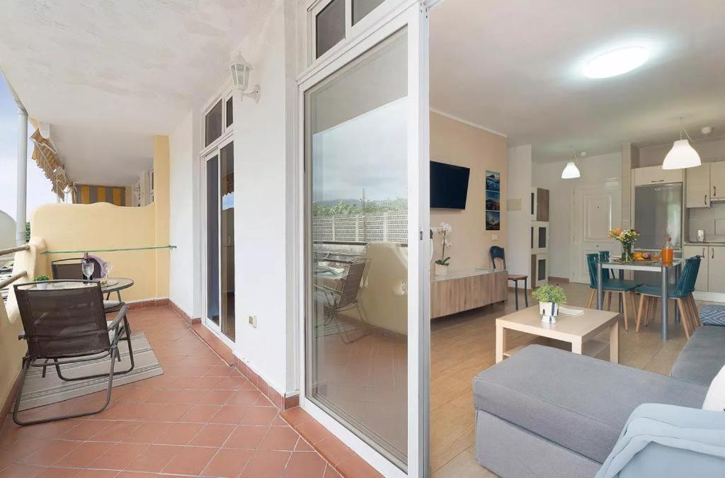 TV a/nebo společenská místnost v ubytování Apartamento Marina Palace Playa Paraiso