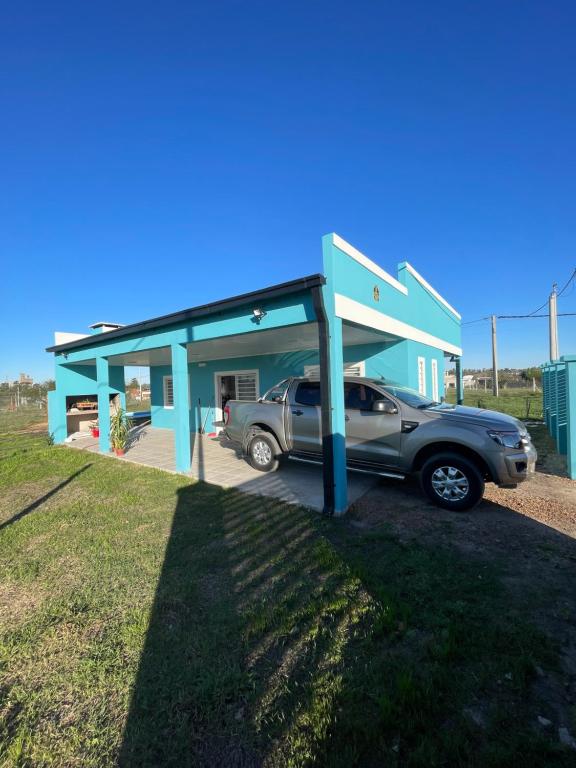 un camion garé devant une maison bleue dans l'établissement Caelum, à Concepción del Uruguay