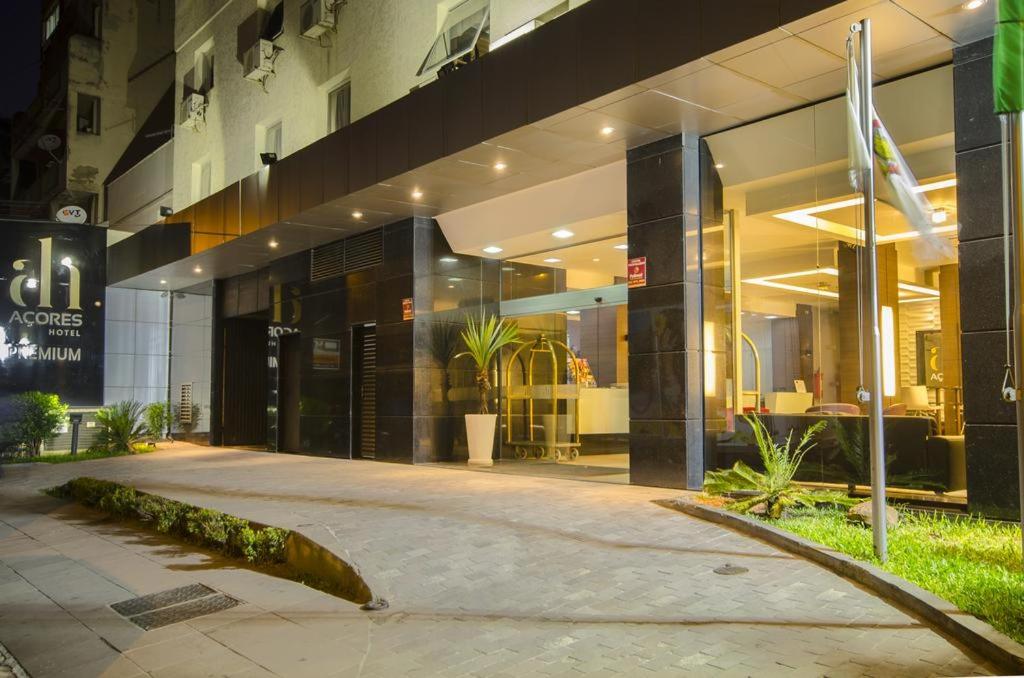 a large building with a sidewalk in front of it at Açores Premium- 5 Minutos do Moinhos de Vento in Porto Alegre