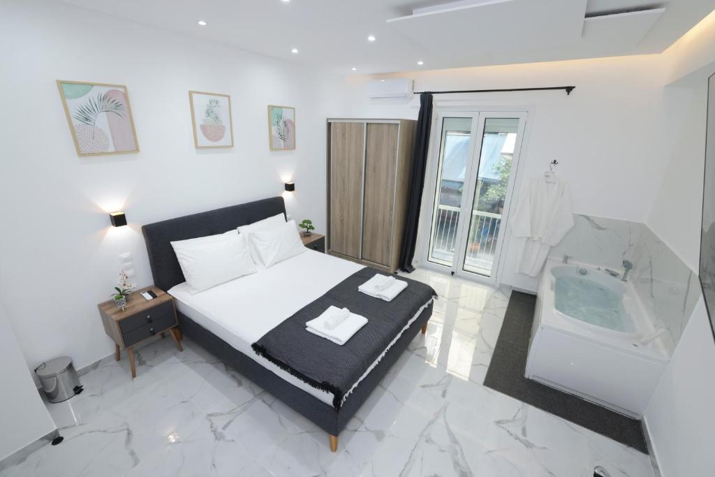 um quarto com uma cama e uma casa de banho com uma banheira em 3bd jacuzzi mansion em Atenas