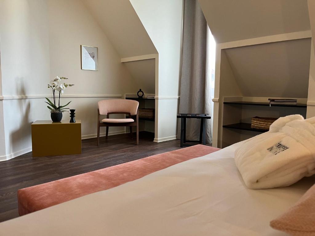 Postel nebo postele na pokoji v ubytování Hôtel La Truffe Noire