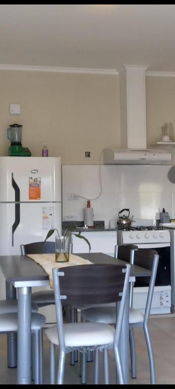 a kitchen with a table and chairs in a kitchen at El mejor lugar in Gualeguaychú