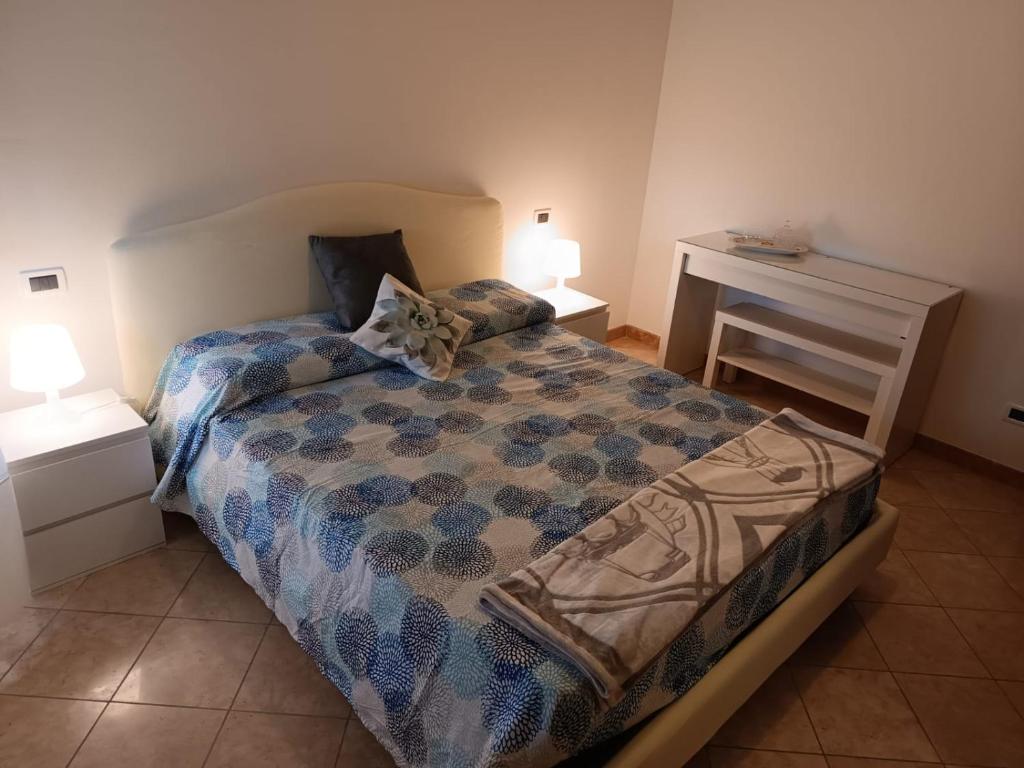 ein kleines Schlafzimmer mit einem Bett und einem Schreibtisch in der Unterkunft La casetta di Ugo in Grisignano di Zocco