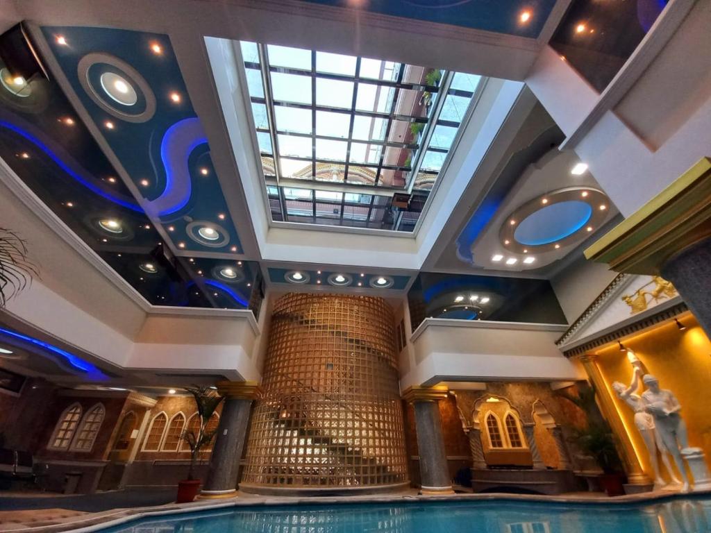 a large swimming pool in a building with a ceiling at Hotel Troya in Ibarra