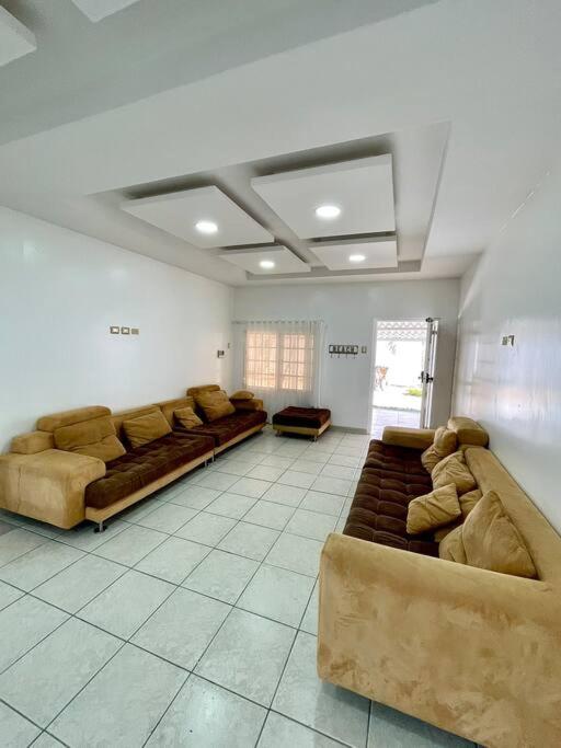 een grote woonkamer met banken in een kamer bij Salinas, amplia casa vacacional para 12 in Salinas