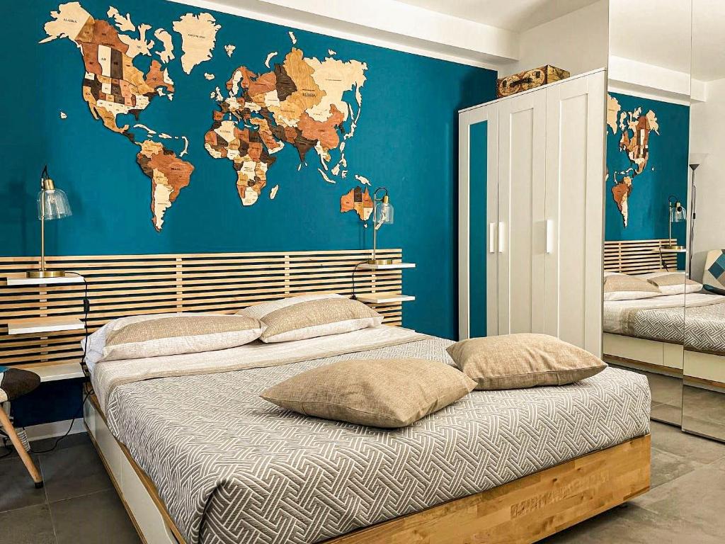 パレルモにあるCasa Marcheseの青い壁のベッドルーム