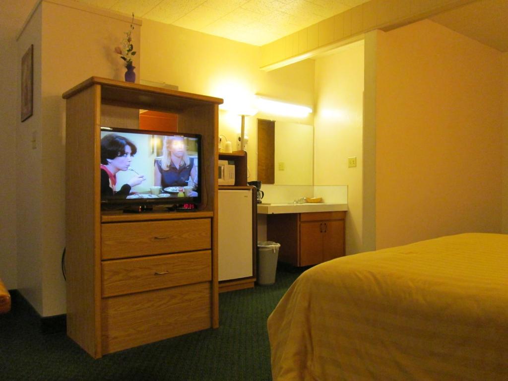 TV a/nebo společenská místnost v ubytování Townhouse Motel
