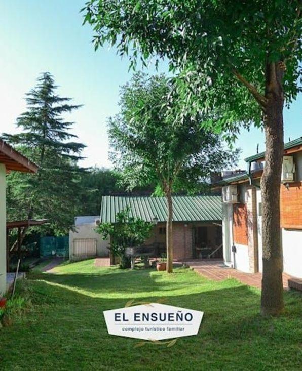 a sign in the yard of a house at Complejo El Ensueño in Colón