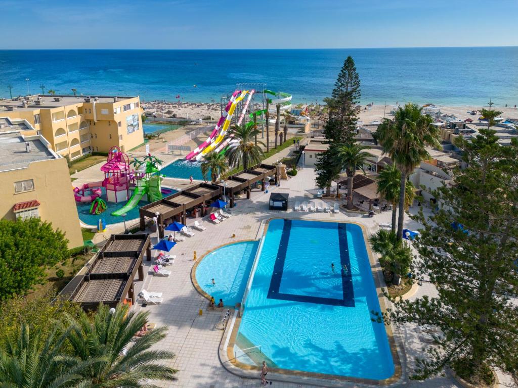 een luchtzicht op een zwembad aan het strand bij Abou Sofiane Hotel in Port El Kantaoui