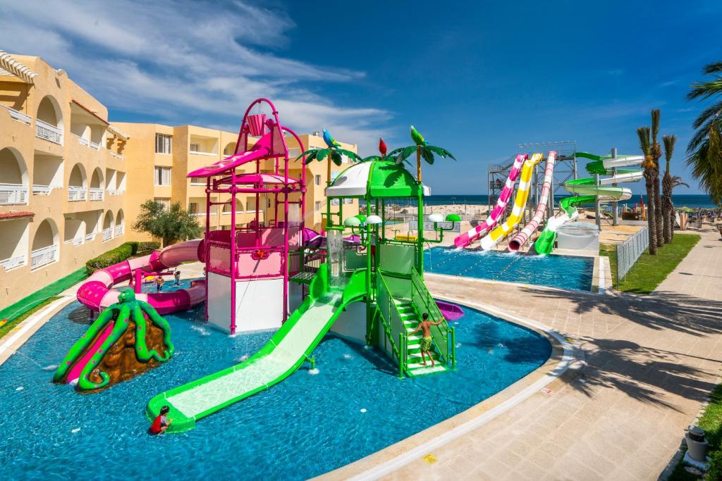 Bazén v ubytování Abou Sofiane Hotel nebo v jeho okolí